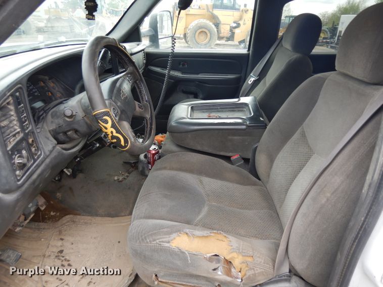 image for item GY9175 2006 Chevrolet Silverado 2500HD Crew Cab truck chassis