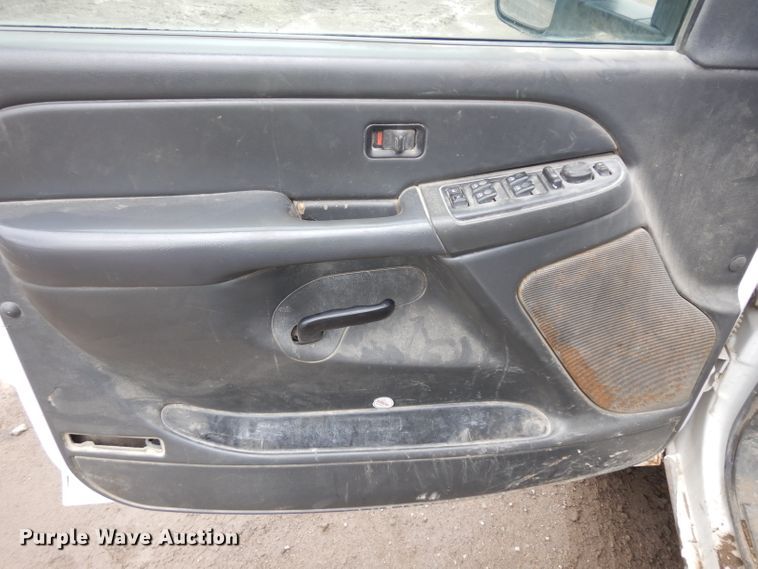 image for item GY9175 2006 Chevrolet Silverado 2500HD Crew Cab truck chassis