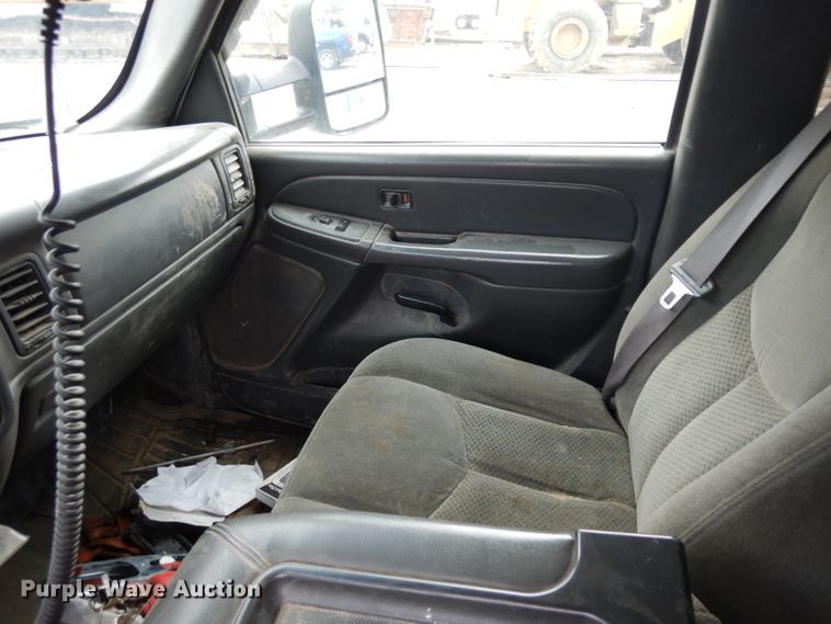 image for item GY9175 2006 Chevrolet Silverado 2500HD Crew Cab truck chassis