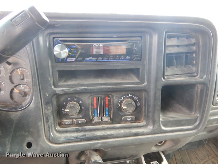 image for item GY9175 2006 Chevrolet Silverado 2500HD Crew Cab truck chassis