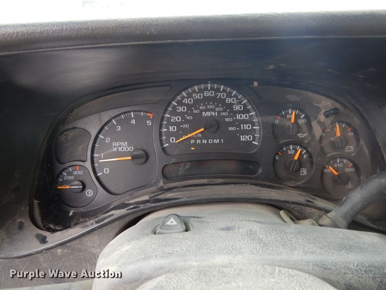 image for item GY9175 2006 Chevrolet Silverado 2500HD Crew Cab truck chassis