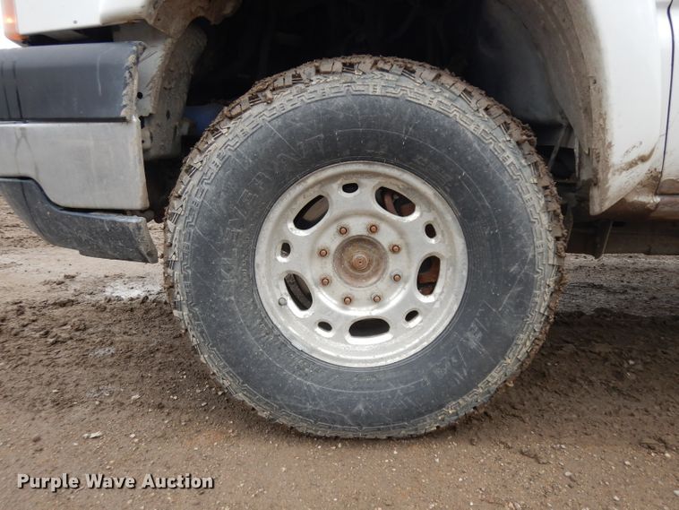 image for item GY9175 2006 Chevrolet Silverado 2500HD Crew Cab truck chassis