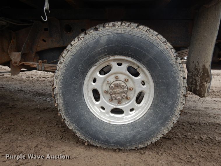 image for item GY9175 2006 Chevrolet Silverado 2500HD Crew Cab truck chassis