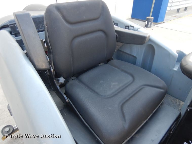 image for item GY9194 2014 Karcher BR120/250R floor scrubber