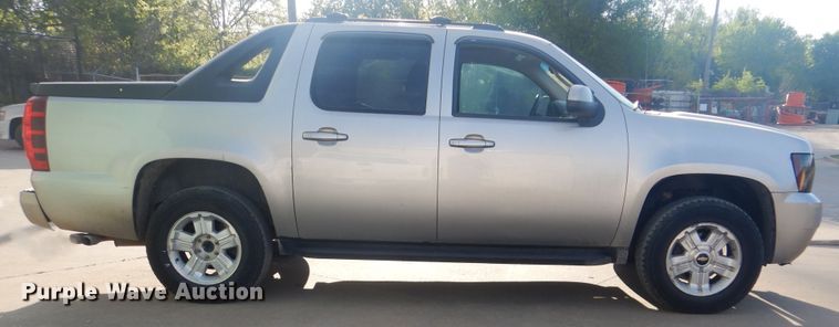 image for item GY9766 2008 Chevrolet Avalanche  Crew Cab pickup truck