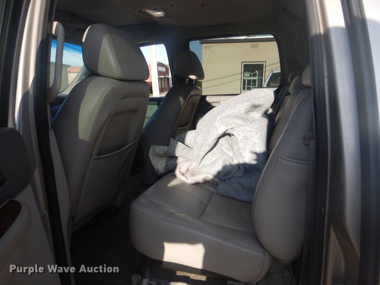 image for item GY9766 2008 Chevrolet Avalanche  Crew Cab pickup truck