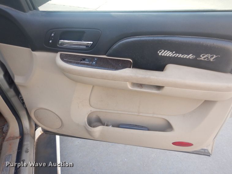 image for item GY9768 2007 Chevrolet Avalanche  Crew Cab pickup truck