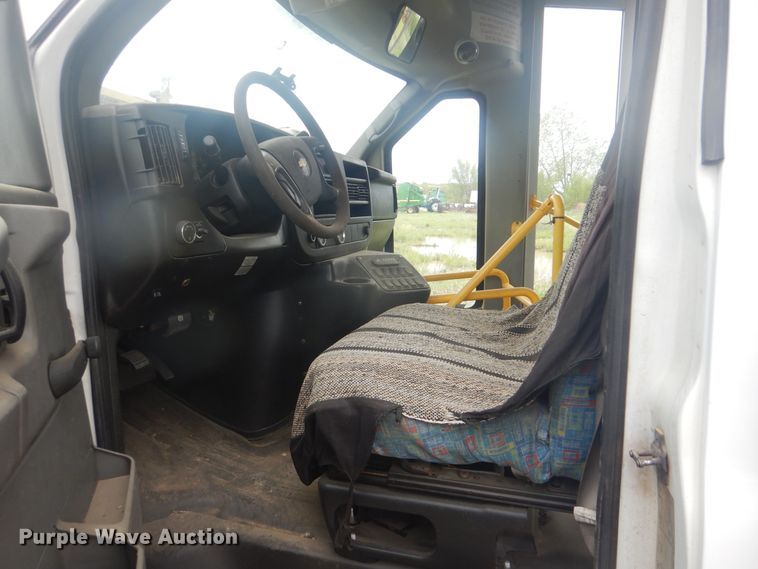 image for item GY9805 2010 Chevrolet Express shuttle bus