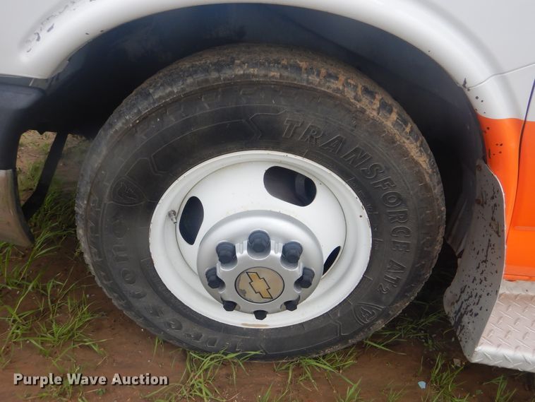 image for item GY9805 2010 Chevrolet Express shuttle bus