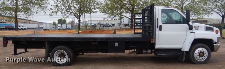 image for item GY9810 2006 GMC C5500 flatbed truck