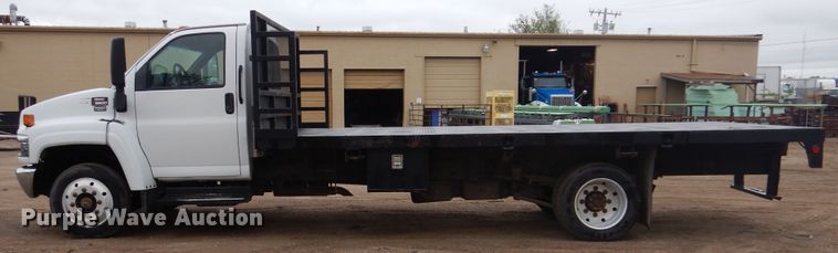 image for item GY9810 2006 GMC C5500 flatbed truck