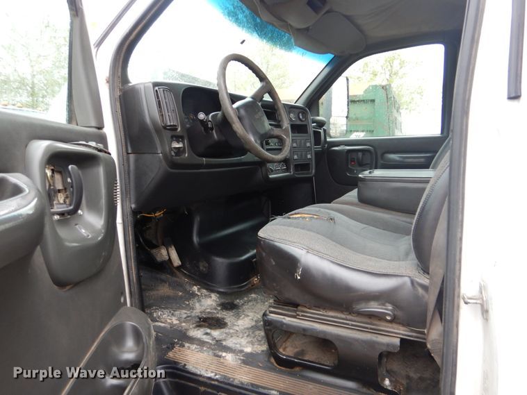 image for item GY9810 2006 GMC C5500 flatbed truck