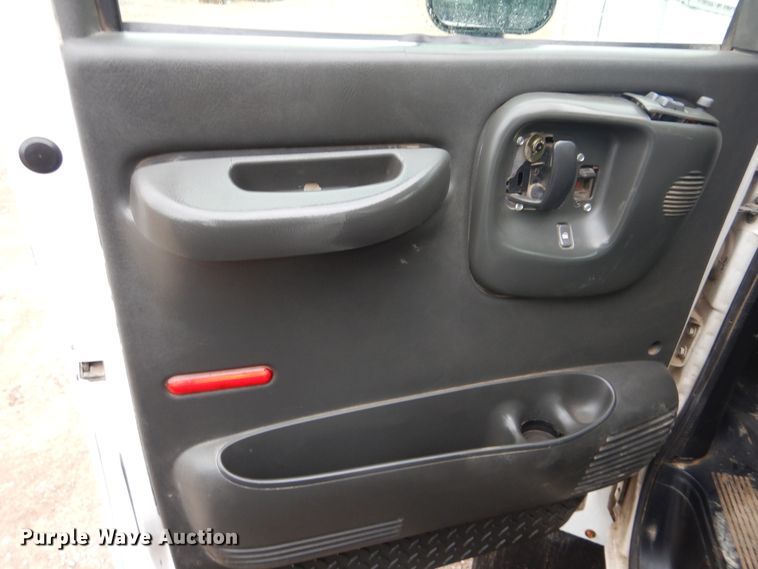 image for item GY9810 2006 GMC C5500 flatbed truck