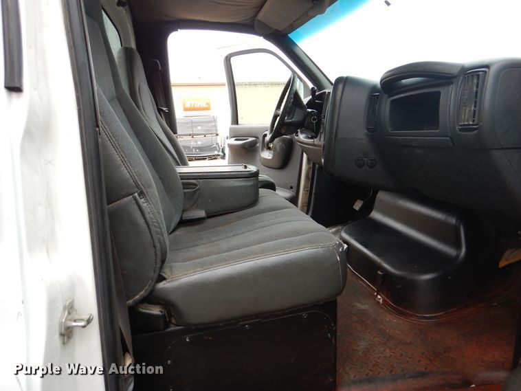 image for item GY9810 2006 GMC C5500 flatbed truck