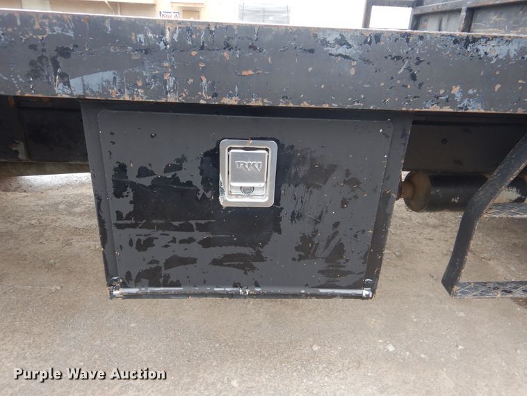 image for item GY9810 2006 GMC C5500 flatbed truck