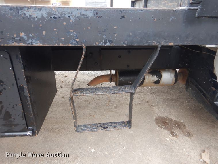 image for item GY9810 2006 GMC C5500 flatbed truck