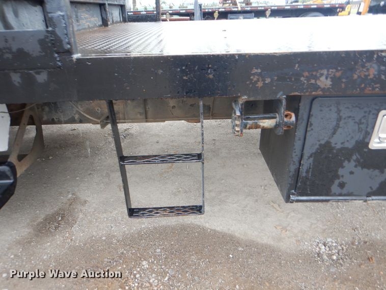 image for item GY9810 2006 GMC C5500 flatbed truck