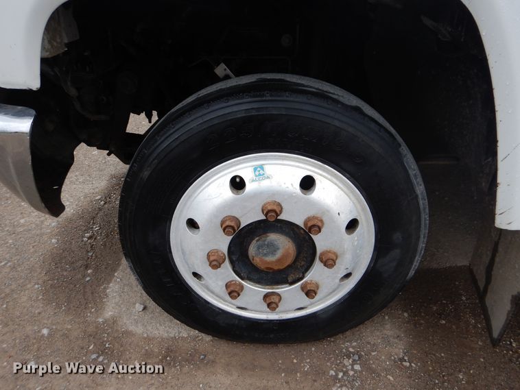 image for item GY9810 2006 GMC C5500 flatbed truck