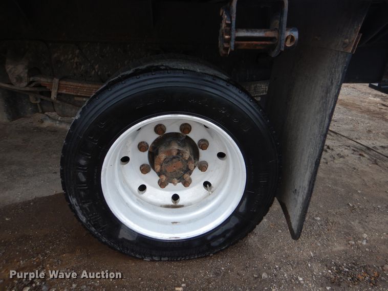 image for item GY9810 2006 GMC C5500 flatbed truck