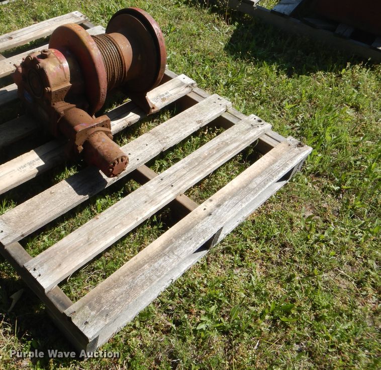 image for item GY9861 Braden winch