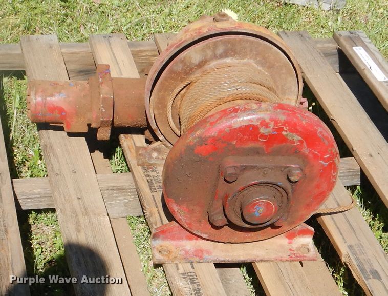 image for item GY9861 Braden winch