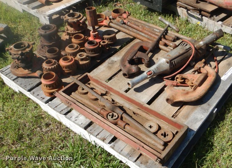 image for item GY9866 Ridgid pipe threading tools