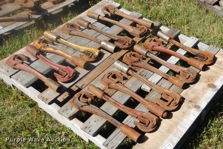 image for item GY9868 (16) oilfield sucker rod wrenches