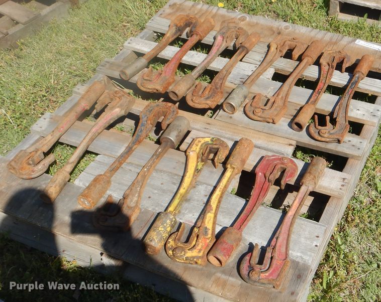 image for item GY9868 (16) oilfield sucker rod wrenches