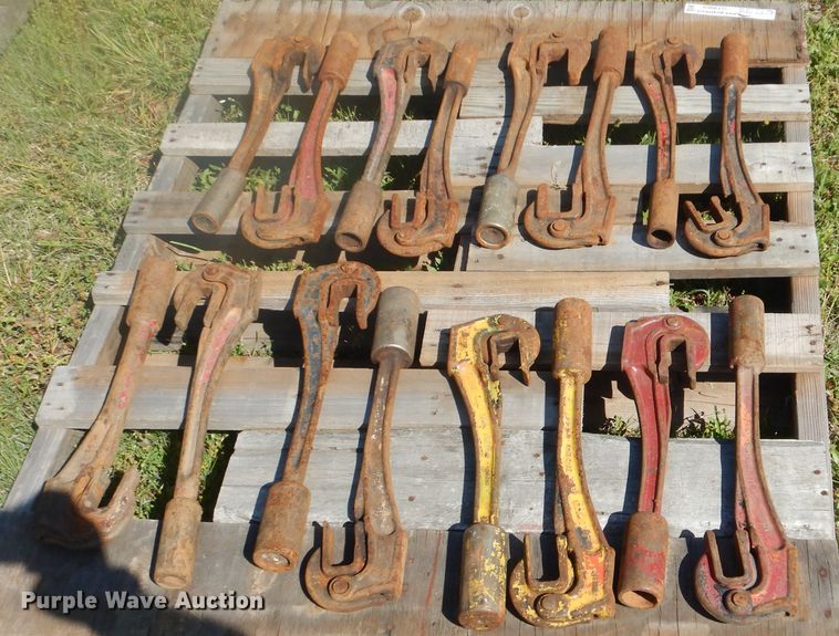 image for item GY9868 (16) oilfield sucker rod wrenches