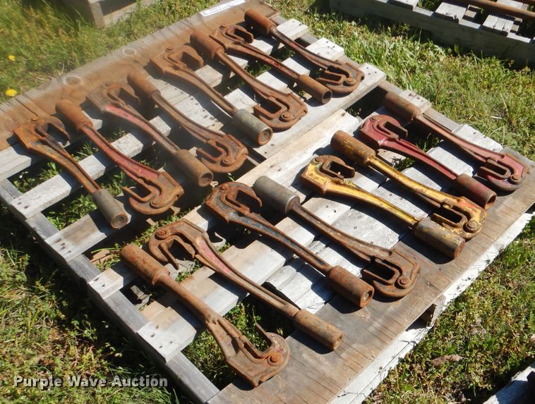 image for item GY9868 (16) oilfield sucker rod wrenches