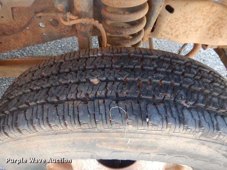 image for item HA9055 2001 Ford F350 Super Duty  flatbed pickup truck