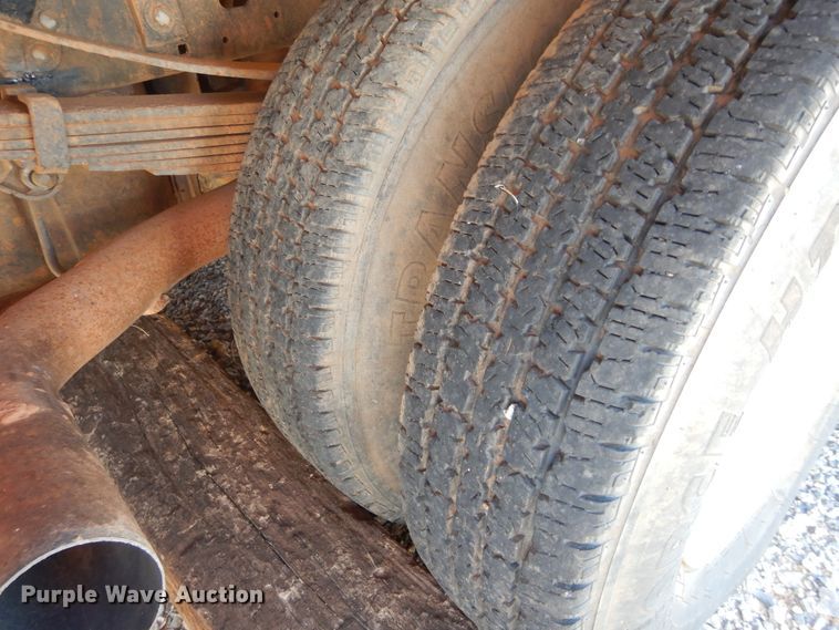 image for item HA9055 2001 Ford F350 Super Duty  flatbed pickup truck