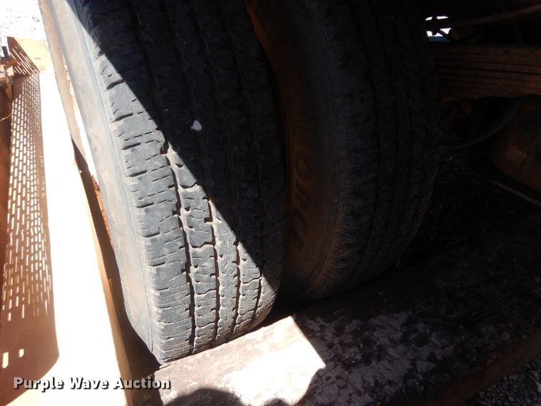 image for item HA9055 2001 Ford F350 Super Duty  flatbed pickup truck