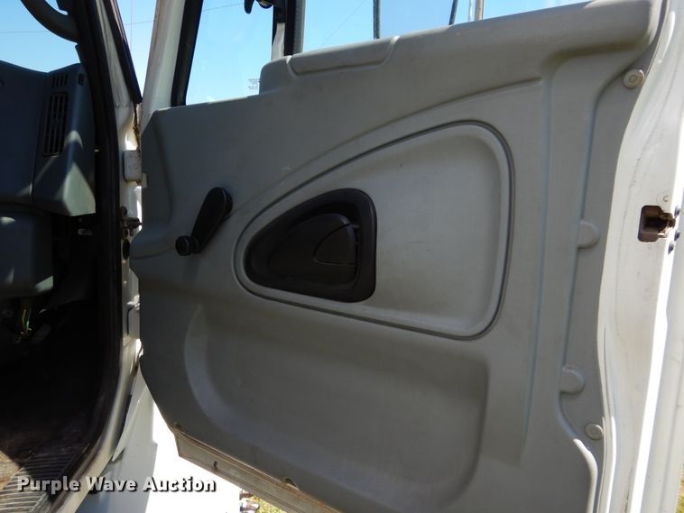 image for item HA9067 2003 International 4300 box truck