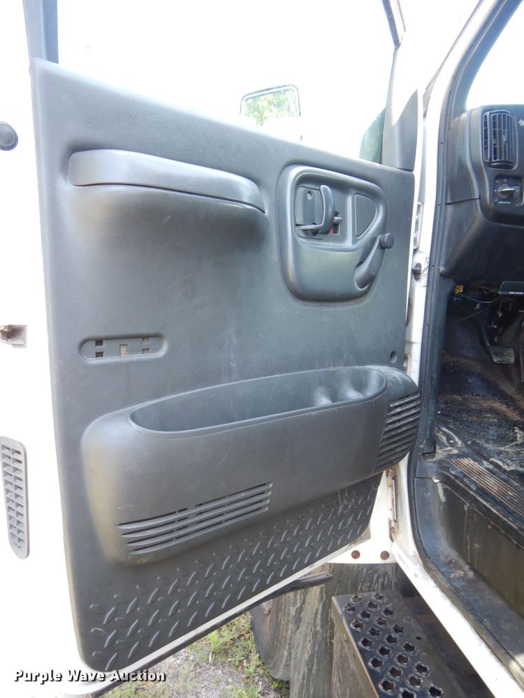 image for item HA9096 2004 GMC C7500 box truck