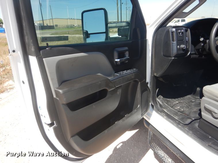 image for item HC9019 2017 Chevrolet Silverado 2500HD  Crew Cab pickup truck