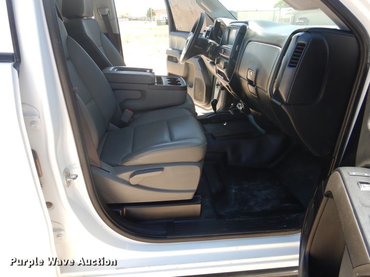 image for item HC9021 2017 Chevrolet Silverado 3500HD  Crew Cab pickup truck