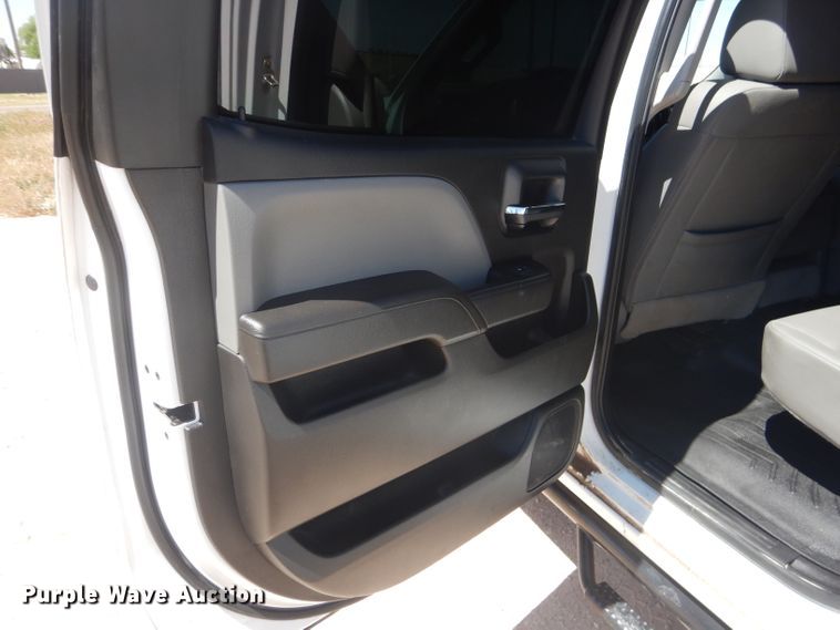 image for item HC9021 2017 Chevrolet Silverado 3500HD  Crew Cab pickup truck