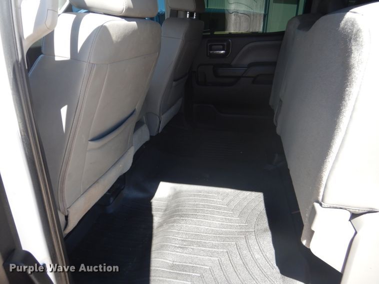 image for item HC9021 2017 Chevrolet Silverado 3500HD  Crew Cab pickup truck