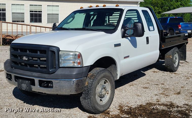 image for item K5829 2006 Ford F250 Super Duty  SuperCab flatbed pickup truck