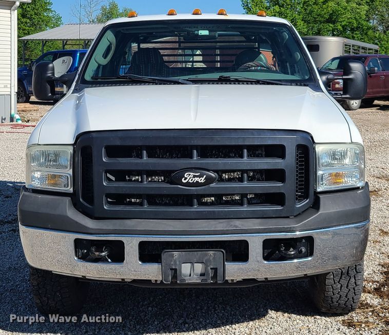 image for item K5829 2006 Ford F250 Super Duty  SuperCab flatbed pickup truck