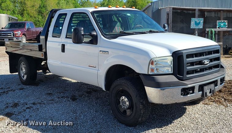 image for item K5829 2006 Ford F250 Super Duty  SuperCab flatbed pickup truck