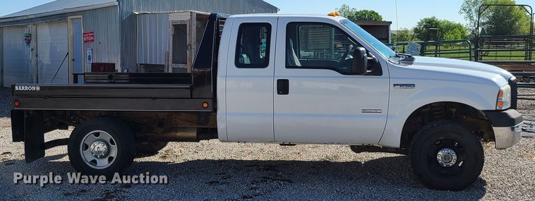 image for item K5829 2006 Ford F250 Super Duty  SuperCab flatbed pickup truck