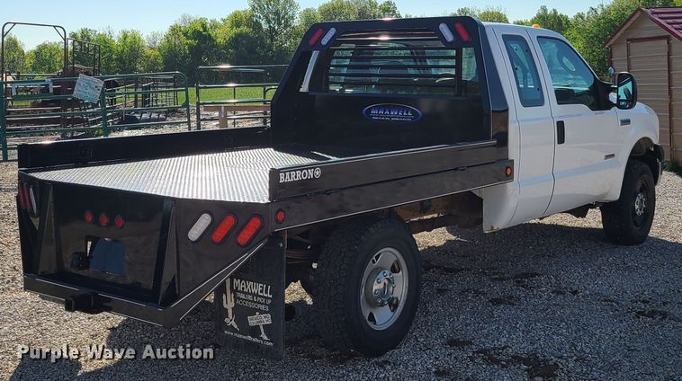 image for item K5829 2006 Ford F250 Super Duty  SuperCab flatbed pickup truck