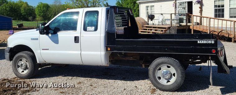 image for item K5829 2006 Ford F250 Super Duty  SuperCab flatbed pickup truck