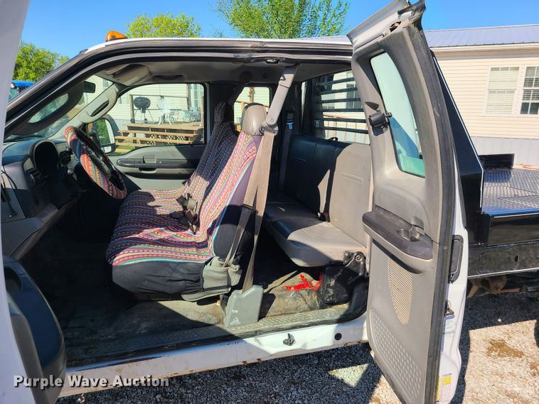 image for item K5829 2006 Ford F250 Super Duty  SuperCab flatbed pickup truck