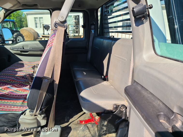 image for item K5829 2006 Ford F250 Super Duty  SuperCab flatbed pickup truck