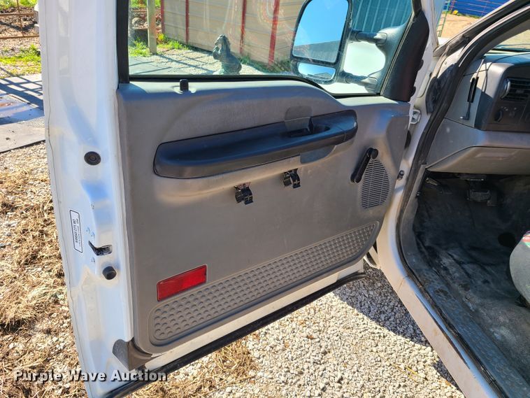 image for item K5829 2006 Ford F250 Super Duty  SuperCab flatbed pickup truck