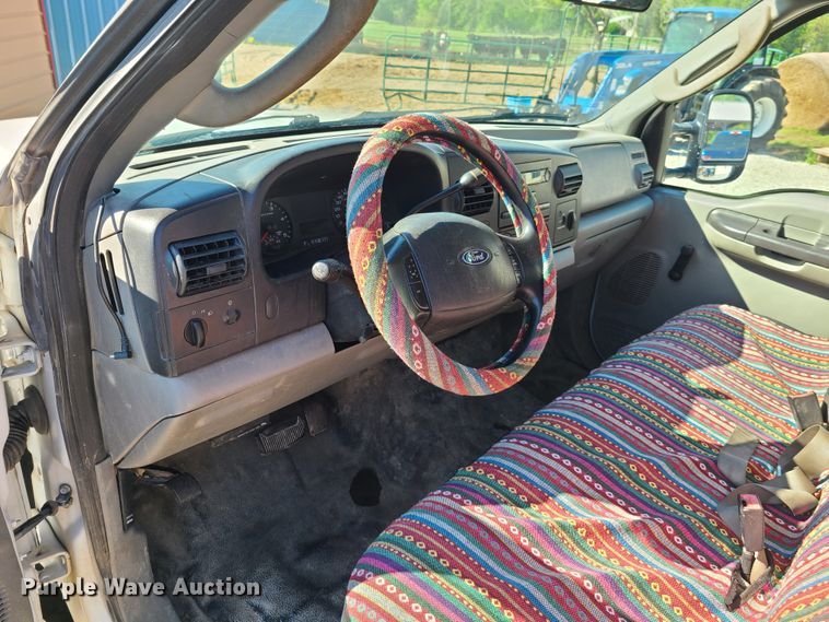 image for item K5829 2006 Ford F250 Super Duty  SuperCab flatbed pickup truck