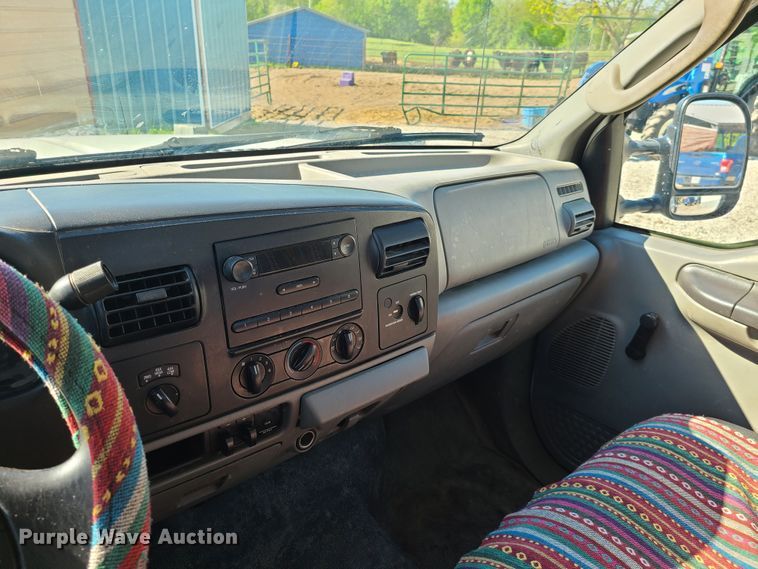 image for item K5829 2006 Ford F250 Super Duty  SuperCab flatbed pickup truck